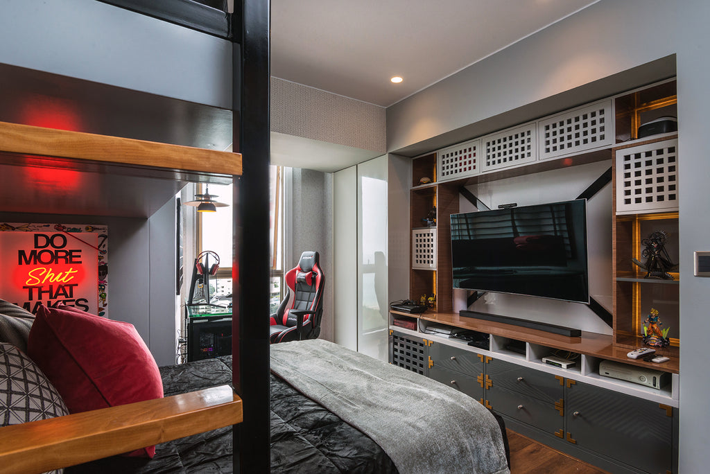 Foto de un dormitorio con una cama doble, un escritorio, una silla y un mueble con una televisión.
