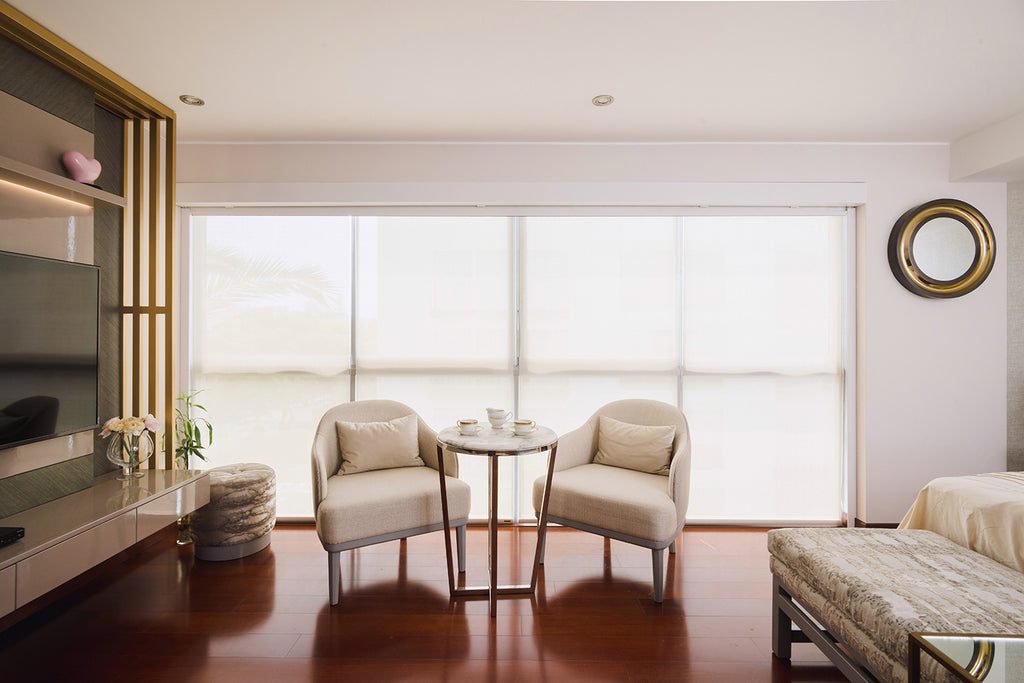 Foto de una mesa alta con dos sillones pequeños a sus lados.
